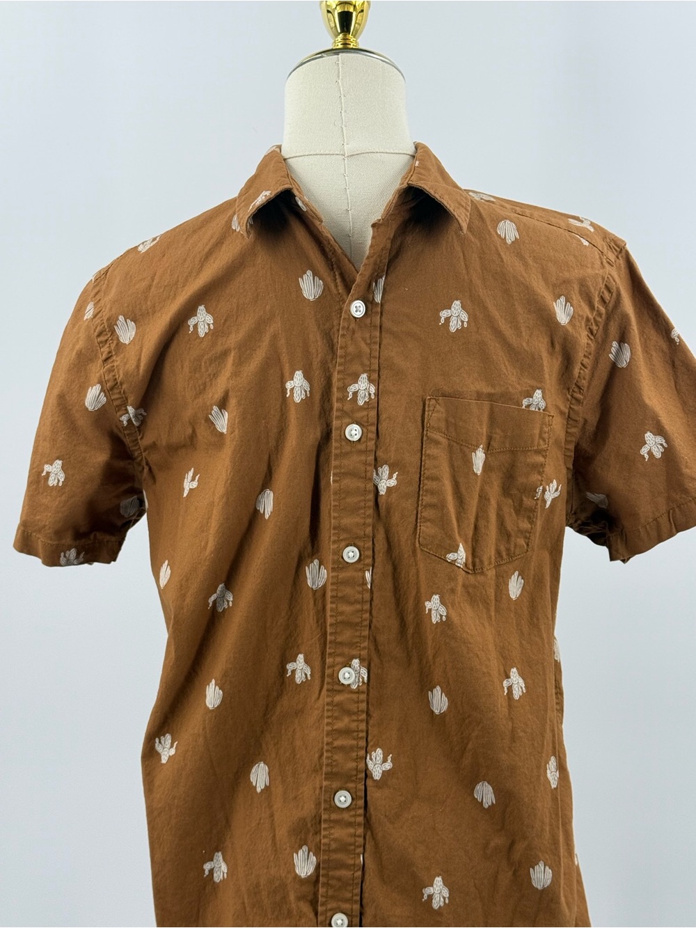 Arizona Jean Company Brown Short Sleeve Button-Down Shirt with White Print